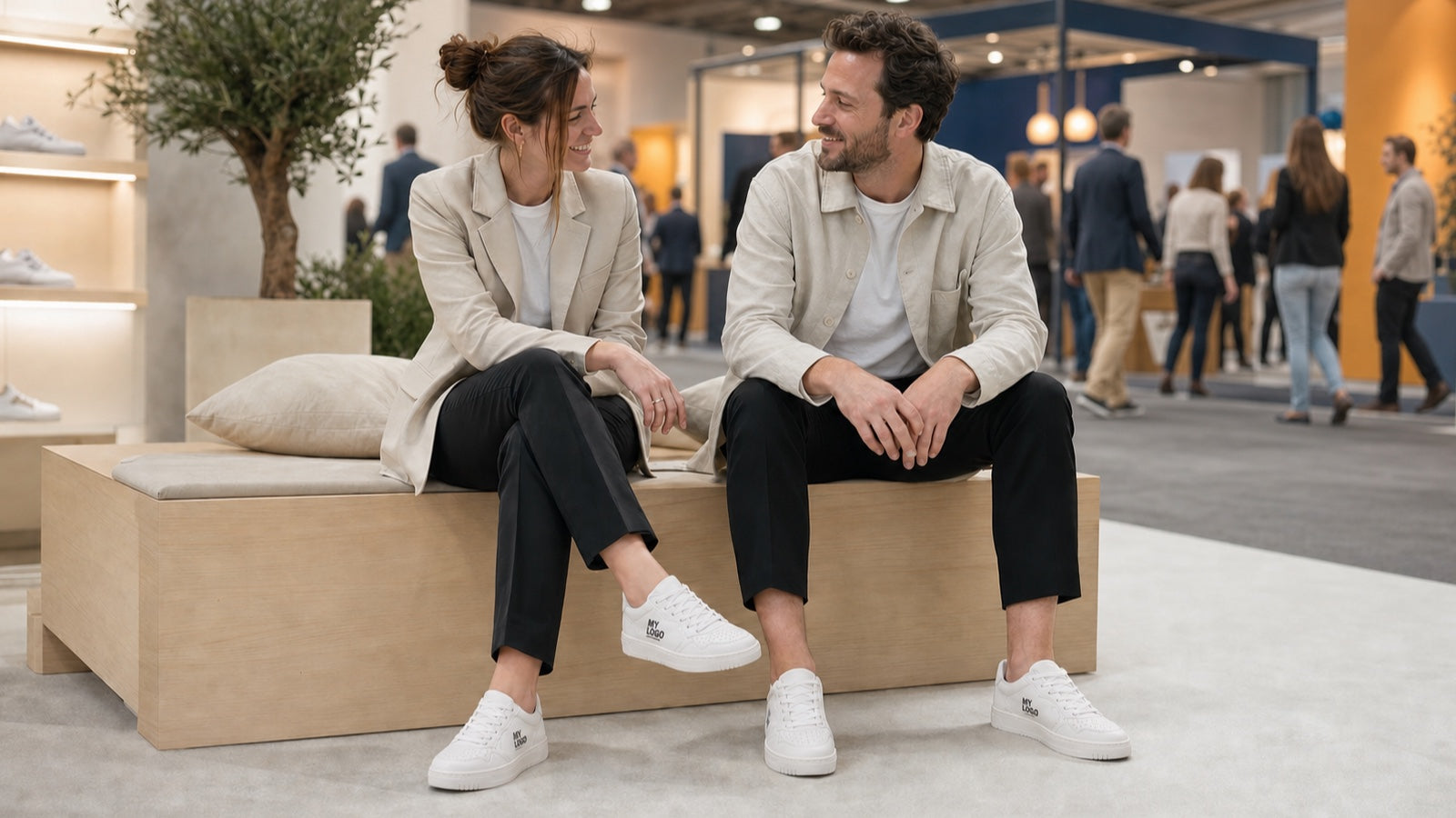 Auspacken eines weißen individuell gebrandeten MyLogo-Sneakers